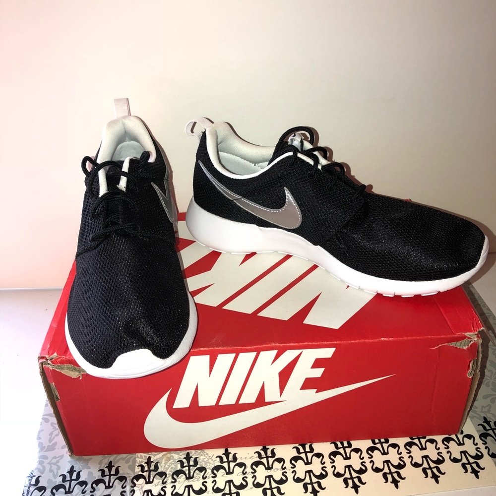 black and white nike roches